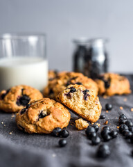 Domowe ciasteczka owsiane z jagodami. © pixeydixey