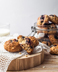 Ciasteczka owsiane z jagodami na białej serwetce. © pixeydixey