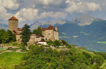 Fototapeta na wymiar Dorf Tirol, Schloss Tirol, Südtirol, Ifinger, Wahrzeichen, Italien