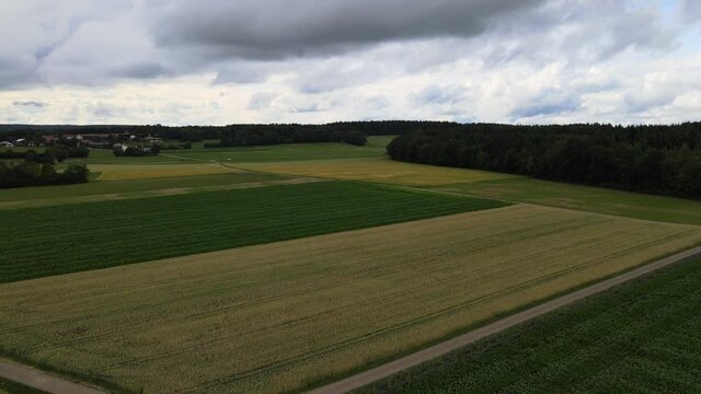 Luftaufnahme im Sommer kurz vor einem Gewitter