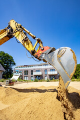 Gelber Bagger mit Baggerschaufel für Sand