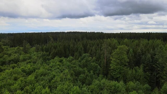 Luftaufnahme im Sommer kurz vor einem Gewitter