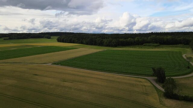 Luftaufnahme im Sommer kurz vor einem Gewitter