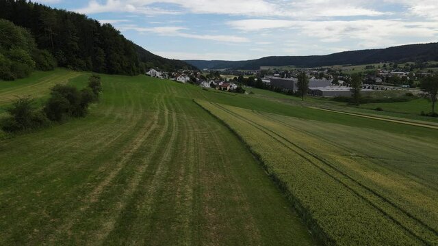Luftaufnahme im Sommer kurz vor einem Gewitter