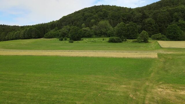 Luftaufnahme im Sommer kurz vor einem Gewitter