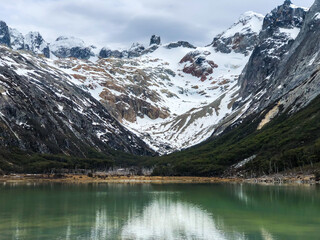 Fototapeta na wymiar excursion en Ushuaia Argentina hacia la laguna esmeralda con paisajes fantasticos rodeado de montañas nevadas 
