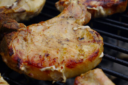 Kotelett auf dem Grillrost