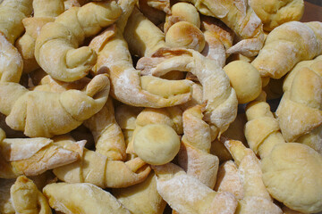 Croissants und Pizzabrötchen in der Auslage