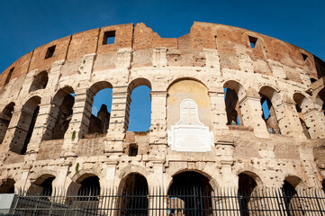 Obraz premium Architectural details of the facade of the Colosseum (Coliseum) or Flavian Amphitheatre, the largest Roman amphitheater located in city of Rome, Italy