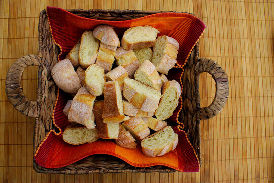 Brotkorb mit frisch geschnittenen Brot