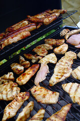 Grillfleisch auf einem Grillrost