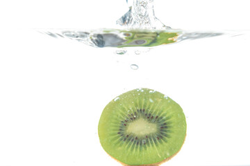 水に落ちるキウイ