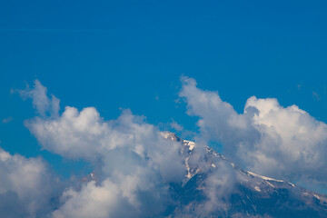 Naklejka na ściany i meble Nuvole e cielo azzurro in alta montagna sulle alpi Italiane e Monte Chaberton sullo sfondo 