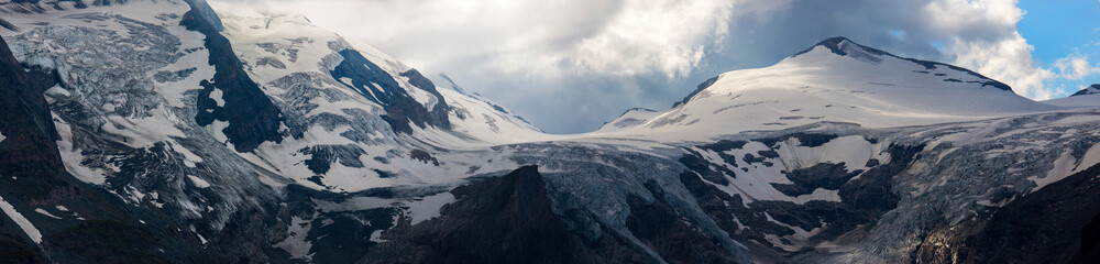 Fototapeta na wymiar Mountain landscape with glacier