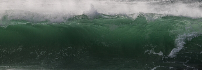 vague énorme aux couleurs vertes pendant une tempête