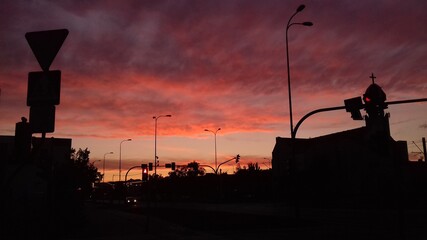 Zachód słońca z sylwetką miasta © ragnarokmay