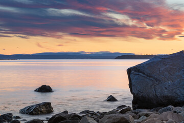Widok na Oslofjord z plaży w okolicy miejscowości Larkollen w Norwegii - obrazy, fototapety, plakaty