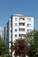 Monotones weisses  Wohnhaus im Frühling,  Wohngebäude, Bremerhaven, Deutschland