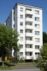 Monotones weisses  Wohnhaus im Fr&uuml;hling,  Wohngeb&auml;ude, Bremerhaven, Deutschland