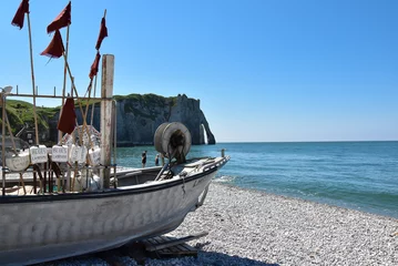 Fototapeten Fishing boat on the beach near the famous cliffs of Etretat, Normandy, France. © Bert