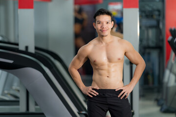 Obraz premium Handsome sporty man posing in gym