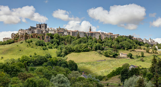 Vue panoramique de Saint-Flour depuis la route de Murat  - Cantal - Auvergne - France