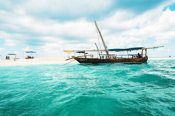 Obraz premium Boat near sand bank in ocean in Zanzibar