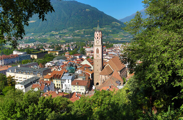 Fototapeta na wymiar Meran, Merano, Blick vom Tappeinerweg auf Meran und Pfarrkirche, Südtirol, Alto Adige, Italien