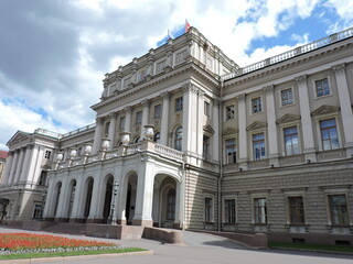 Fototapeta na wymiar View of palace in Saint-Petersburg