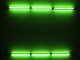 Grüne Neonlichter  an der Tankstelle 