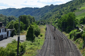 Hatzenport mir Bahnhof und Bahnlinie durchs Moseltal