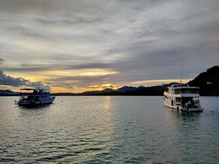 Obraz premium boats at sunset