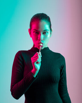Mujer con luces de estudio, fotograf&iacute;a moda o retrato.