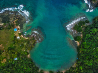día soleado de verano en la isla playa blanca en Colon Panama en centro America  con tomas aereas 
