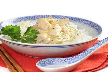 morceaux de poisson cuisiné au lait de coco et riz