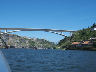 Eine der vielen Brücken über den Douro in Porto Portugal One of the countless bridges across the Douro river in Porto Portugal