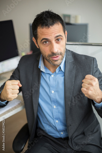 giacca nera camicia blu