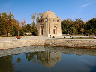 Obraz premium Most ancient construction in Bukhara - Samanid Mausoleum, and its howz (translates as pool). This building made of baked bricks and decorated with traditional eastern ornaments, Bukhara, Uzbekistan