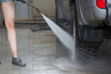 Car washing is carried out by a high-pressure water device.