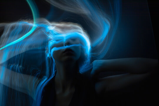 	
lightpainting portrait, new art direction, long exposure photo without photoshop, light drawing at long exposure	

