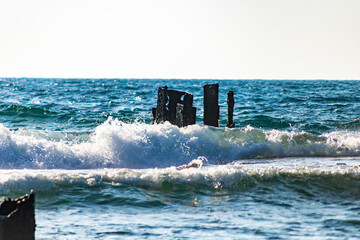 Naklejka premium water splash on rocks