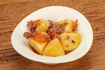Roasted potato and beef with sauce