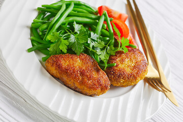 minced meat patties with blanched green beans