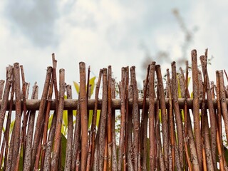 Willow Wall, geflochtener Zaun an einem naturnahen Garten, Sichtschutz 