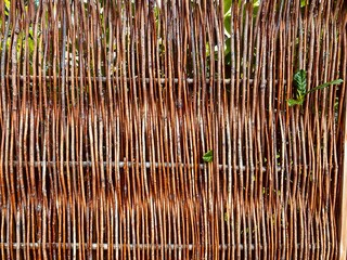Geflochtener Zaun aus Weidenästen