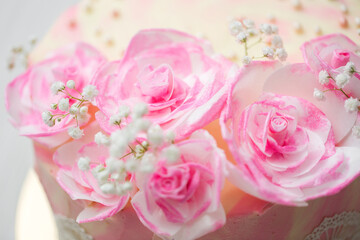 cake with pink roses