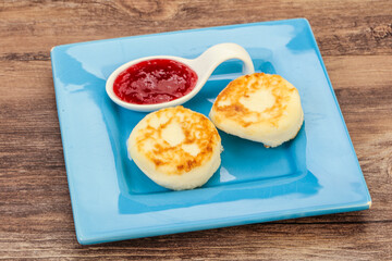 Cottage cheese pancakes with strawberry jam
