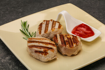 Grilled pork medallion with sauce
