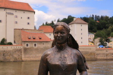 Bronzestatue vor der Festung Veste Niederhaus in Passau
