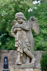 Fototapeta na wymiar engelsfigur auf dem historischen friedhof in undenheim